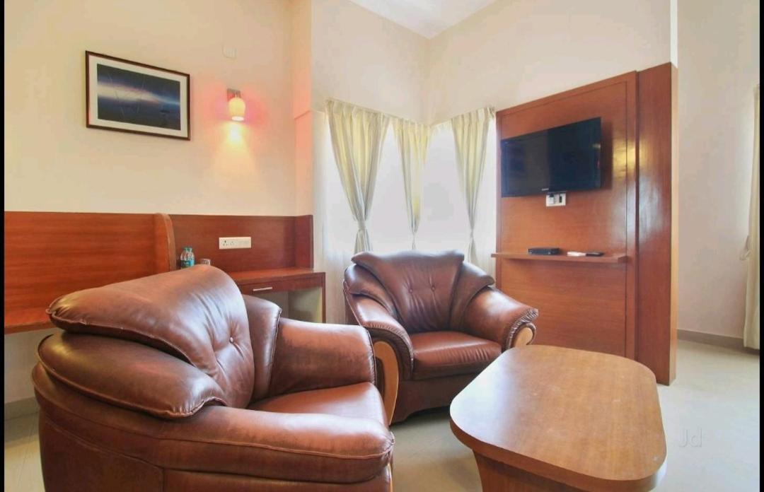 Hotel Stay By The Way Mysore Bagian luar foto