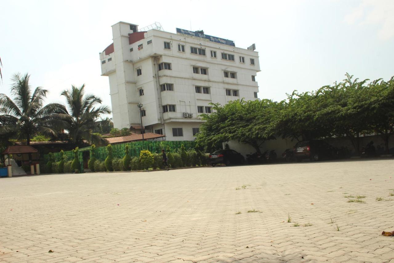 Hotel Stay By The Way Mysore Bagian luar foto