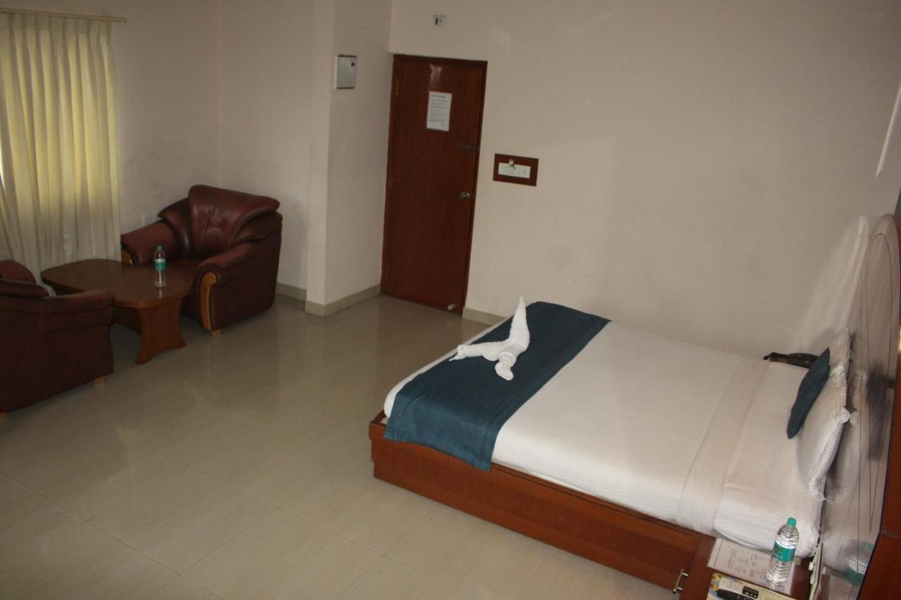Hotel Stay By The Way Mysore Bagian luar foto